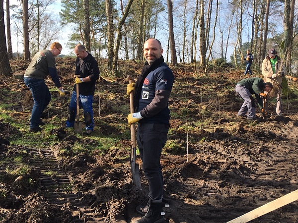 Employees plant trees in Hamburg